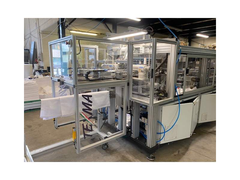 MACCHINA PER LA PRODUZIONE DI TOVAGLIOLI CON NUOVA TECNOLOGIA DI ORLATURA